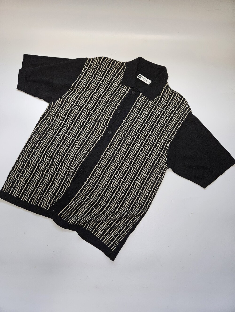 vintage Bachrach short-sleeve knit shirt features a black & beige textured Sz L